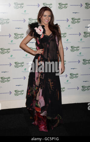 Zoe Salmon arrivant pour les Emeralds et Ivy ball - en aide à cancer Research UK - à Battersea Evolution dans le sud de Londres. Banque D'Images