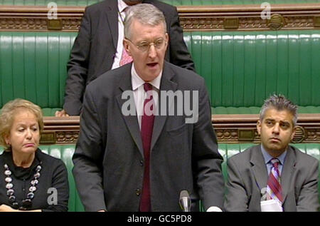 Le député de Hilary Benn, secrétaire à l'Environnement, fait une déclaration à la Chambre des communes sur la réponse du gouvernement aux inondations de Cumbria. Banque D'Images