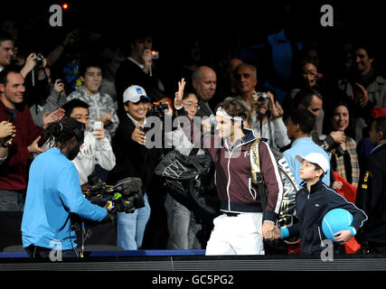 Roger Federer, de Suisse, se fait une vague devant la foule avant son match Contre le Verdasco Fernando d'Espagne pendant les finales du Tour du monde de l'ATP À l'Arena 02 Banque D'Images