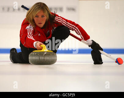 Évitez Eve Muirhead de l'équipe d'entraînement olympique britannique Curling Winter en action lors d'une journée médiatique au Peak Ice Center, Stirling Sports Village, Aberdeen. Banque D'Images