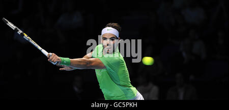 Rafael Nadal d'Espagne en action contre Robin Soderling de Suède lors des finales du Barclays ATP World tennis Tour à l'O2 Arena, Londres. Banque D'Images