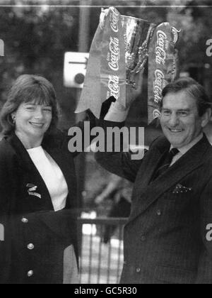 PENNY HUGHES, PRÉSIDENT DE COCA-COLA GB & IRELAND ET GORDON MCKEAG, PRÉSIDENT DE LA LIGUE DE FOOTBALL, TIENNENT LA COUPE COCA-COLA ALOFT À LONDRES APRÈS AVOIR ANNONCÉ UN ACCORD DE SPONSORING DE 2.25 MILLIONS DE LIVRES. Banque D'Images