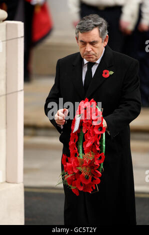 Le Premier ministre Gordon Brown dépose une couronne au Cenotaph, à Whitehall, Westminster, Londres, pendant le service annuel du dimanche du souvenir, pour commémorer les morts de guerre de la Grande-Bretagne. Banque D'Images