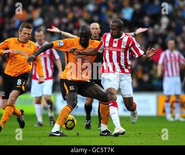 Ricardo Fuller (à droite) et Seyi Olofinjana de la ville de Hull (à gauche) lutte pour le ballon Banque D'Images