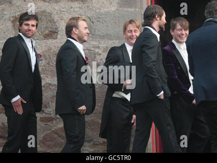 Mark Owen (à droite) avec un collègue, prenez que les membres Jason Orange (à gauche), Howard Donald (deuxième à droite) et Gary Barlow (deuxième à gauche) arrivent à l'église paroissiale de Cawdor à Cawdor, Nairn, où Owen épousa Emma Ferguson à un service. Banque D'Images