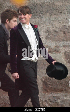 Mark Owen arrive à l'église paroissiale de Cawdor à Cawdor, Nairn pour son service de mariage à Emma Ferguson. Banque D'Images