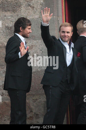 Prenez la direction que les membres Jason Orange (à gauche) et Gary Barlow arrivent à l'église paroissiale de Cawdor à Cawdor, Nairn, pour le service de mariage de l'associé Mark Owen à Emma Ferguson. Banque D'Images