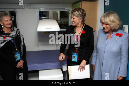 La duchesse de Cornwall rencontre la Dre Heather McKay (au centre) et la patiente Donna Templeton (à gauche) lorsqu'elle visite l'unité de mobilité de l'ostéoporose au Gordon & Leslie Diamond Health Care Centre de Vancouver, Canada, avant la tenue des Jeux olympiques d'hiver de 2010. Banque D'Images