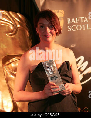 Daniella Nardini avec son prix pour la meilleure performance féminine en action aux BAFTA Scotland Awards 2009 au Glasgow Science Center. Banque D'Images