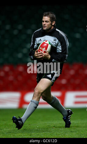 Richie McCaw de Nouvelle-Zélande pendant la course du capitaine au Millennium Stadium de Cardiff. Banque D'Images