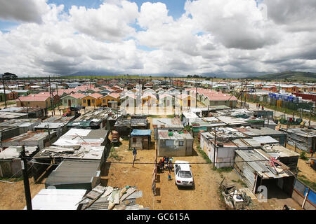 Une vue aérienne de quelques-unes des 200 nouvelles maisons construites cette semaine et des cabanes (en premier plan) dans le canton de Wallacadene, Cape Town, construites par des volontaires de Loreto High School Beaufort à Dublin, qui participent à la construction de la fiducie du canton de Niall Mellon, à Blitz, dans la ville sud-africaine. Banque D'Images