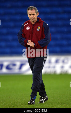 Football - International friendly - pays de Galles v Ecosse - Scotland Training - Cardiff City Stadium.George Burley, directeur écossais, lors d'une séance de formation au Cardiff City Stadium, à Cardiff. Banque D'Images