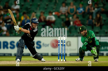 Cricket - première Twenty20 International - Afrique du Sud / Angleterre - New Wanderers Stadium.Eoin Morgan, en Angleterre, se batte lors du match international de Twenty20 au terrain de cricket des Wanderers, à Johannesburg, en Afrique du Sud. Banque D'Images