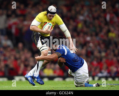 Rugby Union - Invesco Perpetual Series 2009 - pays de Galles / Samoa - Millennium Stadium.Ryan Jones, pays de Galles, est attaqué par George Stowers, de Samoa, lors du match de la série permanente Invesco au Millennium Stadium de Cardiff. Banque D'Images