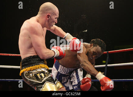 Matthew Hatton (à gauche) en action contre Lovemore n'Dou (à droite) lors de leur combat de titre de Welterweight de l'IBO au complexe sportif Fenton Manor, Stoke on Trent. Banque D'Images