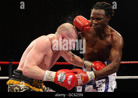 Matthew Hatton (à gauche) en action contre Lovemore n'Dou (à droite) lors de leur combat de titre de Welterweight de l'IBO au complexe sportif Fenton Manor, Stoke on Trent. Banque D'Images