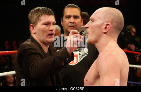 Matthew Hatton (à droite) avec Ricky Hatton (à gauche) après son combat de titre de Walterweight de l'IBO au complexe sportif Fenton Manor, Stoke on Trent. Banque D'Images