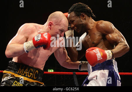 Matthew Hatton (à gauche) en action contre Lovemore n'Dou (à droite) lors de leur combat de titre de poids-lourd de l'IBO au Stoke on Trent. Banque D'Images