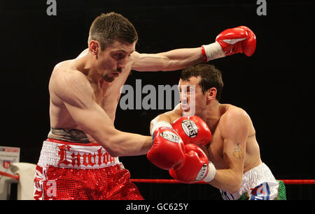 Scott Lawton (à gauche) en action contre Derry Matthews (à droite) lors de leur combat en poids plume au complexe sportif Fenton Manor, Stoke on Trent. Banque D'Images