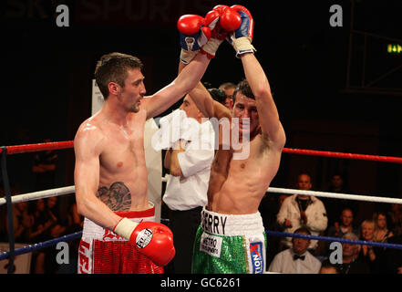 Scott Lawton (à gauche) célèbre sa victoire contre Derry Matthews (à droite) lors de leur combat en poids plume au complexe sportif Fenton Manor, Stoke on Trent. Banque D'Images