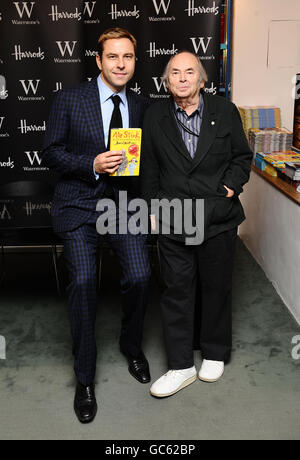 David Walliams (à gauche) et Quentin Blake avec leur nouveau livre MR Slink at Waterstone's, Harrods à Londres. Banque D'Images