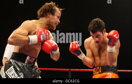 Boxe - IBO poids-lourd titre combat - Matthew Hatton v Lovemore n'Dou - complexe sportif Fenton Manor.Paul Samuels (à gauche) et Cello Renda (à droite) pendant leur combat MiddlewEight au complexe sportif Fenton Manor, Stoke on Trent. Banque D'Images