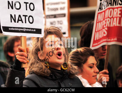 Les manifestants prennent part aujourd'hui à une manifestation Stop the War à Édimbourg. Banque D'Images