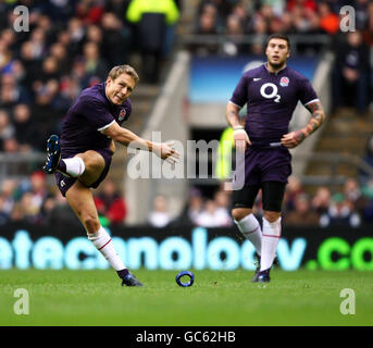 Jonny Wilkinson d'Angleterre donne un coup de pied de pénalité lors du match de la série Investec Challenge au stade Twickenham, à Londres. Banque D'Images