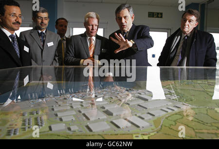 Le Premier ministre Gordon Brown voit un modèle à l'échelle du DP World London Gateway avec le PDG London Gateway Simon Moore (au centre), le Président du DP World Sultan Ahmed Bin Sulayem (à gauche), le PDG DP World Mohammad Sharaf (au deuxième à gauche), Et Lord Mandelson, secrétaire d'entreprise (à droite) lors d'une visite du chantier de construction du port DP World London Gateway à Standford-le-Hope près de Thurrock, Essex. Banque D'Images