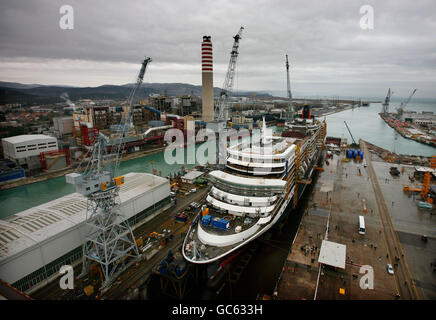 Une vue générale du navire de croisière Cunard Queen Elizabeth lors de sa cérémonie de flottement au chantier naval de Fincantieri à Trieste, en Italie, avant qu'il ne soit en service en octobre de cette année. Banque D'Images