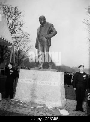 Statue de Sir Winston Churchill à Salway Hill, dans la circonscription de Churchill de Woodford, Essex.La statue se dresse à 8ft 6in et a été sculptée par David McFall. Banque D'Images
