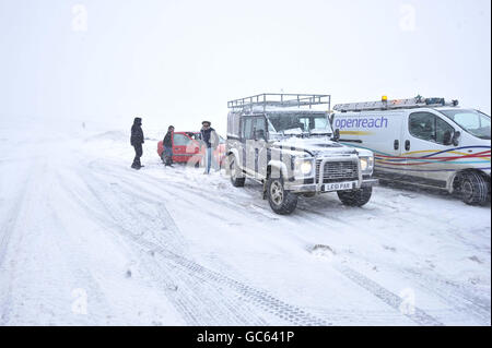 Good samaritan les Parr, âgé de 49 ans, de Princetown, brave les routes dangereuses pour aller et remorquer des villageois bloqués à la maison en utilisant son 4x4 comme une grosse neige fraîche tombe rapidement dans le sud-ouest du Royaume-Uni à Princetown, Dartmoor, Devon. Banque D'Images
