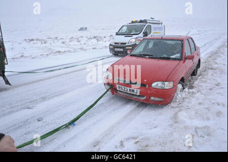 Good samaritan les Parr, 49 ans, de Princetown, brave les routes dangereuses pour aller et remorquer deux véhicules échoués à la maison en utilisant son 4x4 comme une grosse neige fraîche tombe rapidement dans le sud-ouest du Royaume-Uni à Princetown, Dartmoor, Devon. Banque D'Images