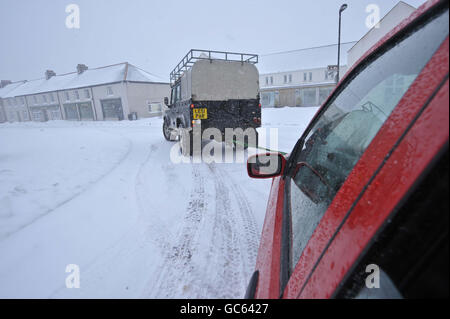 Good samaritan les Parr, âgé de 49 ans, de Princetown, brave les routes dangereuses pour aller et remorquer des villageois bloqués à la maison en utilisant son 4x4 comme une grosse neige fraîche tombe rapidement dans le sud-ouest du Royaume-Uni à Princetown, Dartmoor, Devon. Banque D'Images