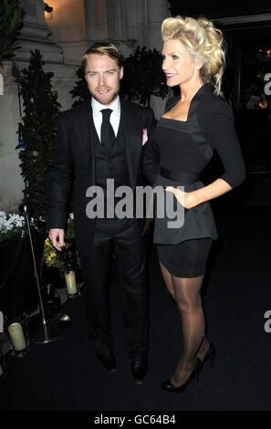 Ronan Keating et sa femme Yvonne Connolly arrivent au 10e anniversaire de mariage de Gary et Dawn Barlow au Mandarin Oriental Hyde Park, dans le centre de Londres. Banque D'Images