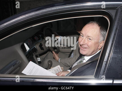 Le ministre de la Justice, Dermot Ahern, se présente pour une réunion du Cabinet dans les édifices gouvernementaux de Dublin. Banque D'Images