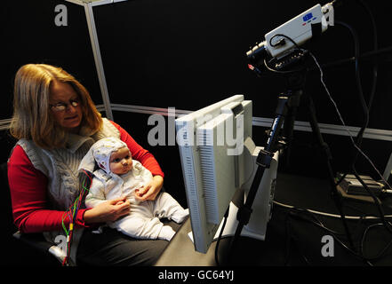 Matai Reid, âgée de 4 mois, et sa mère Gemma, âgée de 33 ans, ont participé à la recherche de l'Université de Durham sur le campus de Stockton-on-Tees pour étudier le développement du cerveau des bébés et essayer de mieux comprendre comment l'autisme pourrait se produire. Banque D'Images