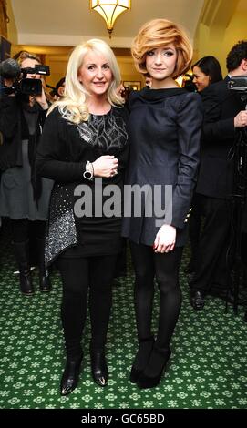 La victime de cancer Justine Shield et Nicola Roberts lors du lancement du projet de loi d'initiative parlementaire Julie Morgan, qui vise à empêcher les moins de 18 ans d'utiliser des chaises longues, à la Chambre des communes de Londres. Banque D'Images