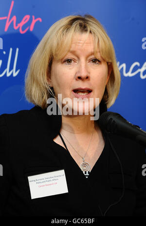 Aisling Burnand, directeur exécutif de la politique et des affaires publiques, cancer Research UK, s'exprime à l'occasion du lancement du projet de loi d'initiative parlementaire Julie Morgan, qui vise à empêcher les moins de 18 ans d'utiliser des chaises longues, à la Chambre des communes de Londres. Banque D'Images