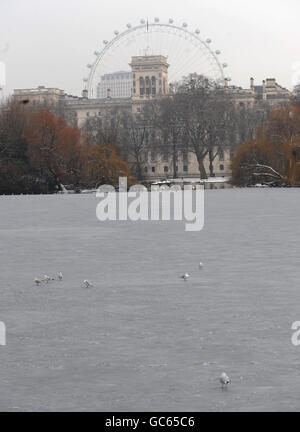 Un lac gelé est vu dans le parc St James's de Londres, alors que des marais de Grande-Bretagne ont été frappés par une nouvelle vague de neige. Banque D'Images