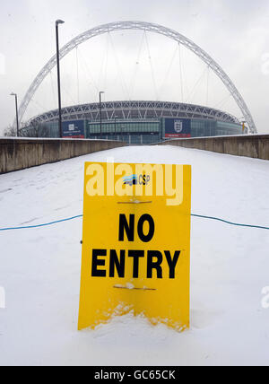 Un panneau indiquant qu'il n'y a pas d'entrée est visible à l'extérieur d'un Wembley Stadium, Londres, alors que des marais de Grande-Bretagne ont été frappés par une nouvelle vague de neige. Banque D'Images