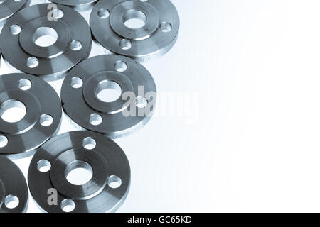Brides à souder acier plat sur fond blanc. Banque D'Images