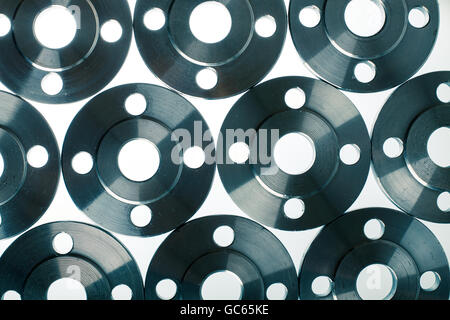 Fond d'écran de télévision bride en acier isolé sur blanc. Banque D'Images