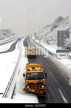 Les chasse-neige déneiient la neige de la partie fermée de l'autoroute M48, près du pont Severn, après que les marais de Grande-Bretagne aient été frappés par une nouvelle vague de neige. Banque D'Images