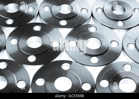 Fond d'écran de télévision bride en acier isolé sur blanc. Banque D'Images