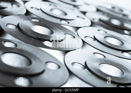 Fond d'écran de télévision bride en acier isolé sur blanc. Banque D'Images