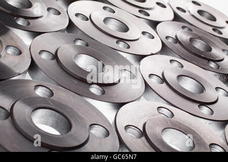 Fond d'écran de télévision bride en acier isolé sur blanc. Banque D'Images