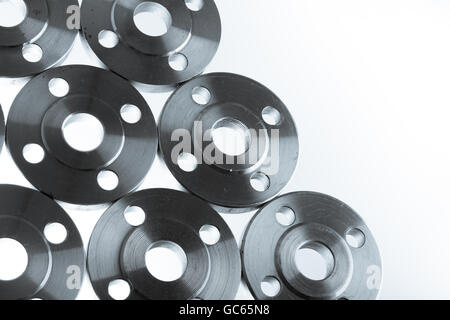 Brides à souder acier plat sur fond blanc. Banque D'Images