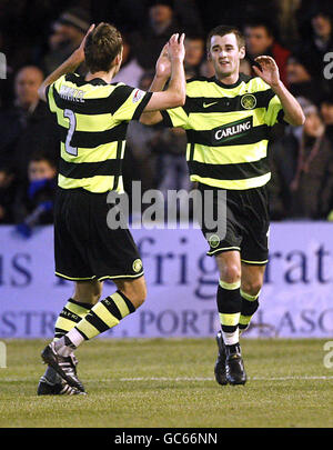 Niall McGinn (à droite) du Celtic célèbre son but avec son coéquipier Andreas Hinkel lors du match de la quatrième ronde de la coupe de la FA écossaise au Cappielow Park, Greenock, en Écosse. Banque D'Images