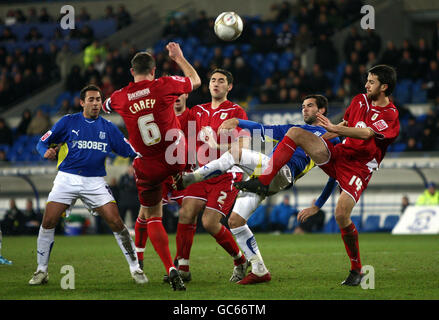 Joe Ledley, de Cardiff City (deuxième à droite), conteste Louis Carey et Cole Skuse, de Bristol City (à droite), lors du troisième Round Replay match de la FA Cup au Cardiff City Stadium, Cardiff, pays de Galles. Banque D'Images